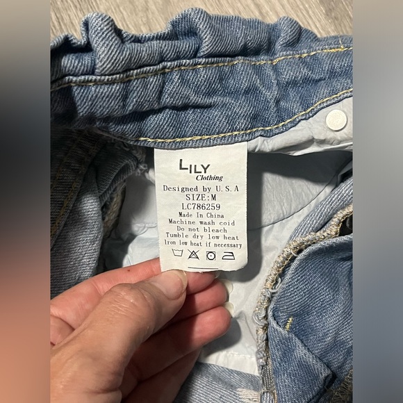 Lily Clothing Light Wash Distressed Denim Jean Shorts - Size Medium 31” Waist - Picture 7 of 7